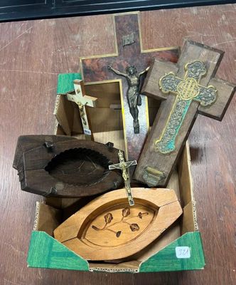 une boîte contenant une croix et d'autres objets religieux, posée sur une table