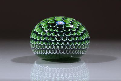 une boule en verre ornée d'un motif vert et blanc