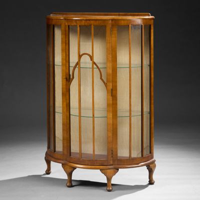 une vitrine victorienne en noyer, dotée d'étagères en verre et d'une porte en verre bombé