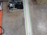 une machine posée sur le sol à côté d'une boîte