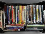 une boîte en plastique noire remplie de DVD posée sur une table