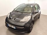 la photo d'une petite voiture noire garée dans un garage