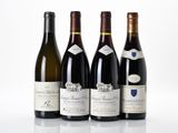 trois bouteilles de vin sont alignées sur une surface blanche