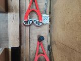 deux paires de pinces fixées à un mur en bois