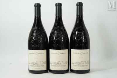 trois bouteilles de vin posées sur une table l'une à côté de l'autre