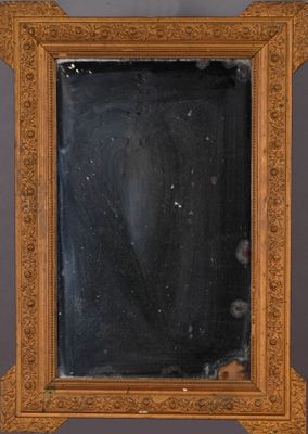 un miroir ancien en bois, avec un fond noir et un cadre doré
