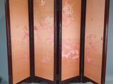 un paravent orné d'un motif floral