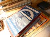 une pile de livres posée sur une table