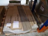 Plusieurs caisses en bois sont empilées sur des palettes dans un entrepôt