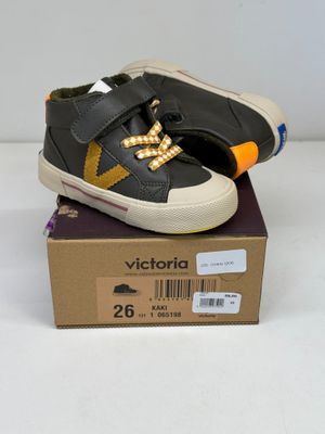 une boîte sur laquelle est posée une paire de chaussures