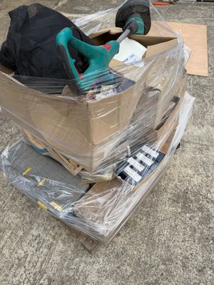 a pile of boxes that are sitting on the ground