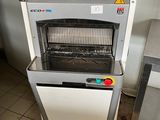 une machine posée sur le sol à côté d'une table