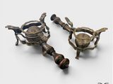 paire de chandeliers anciens en laiton sur fond blanc