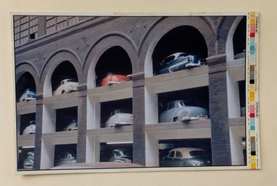 une photo d'une photo montrant des voitures garées dans un parking couvert