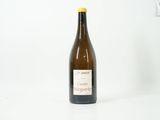 une bouteille de vin posée sur une table