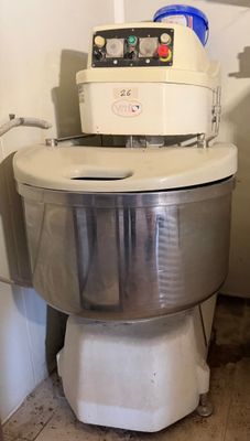 une machine qui se trouve dans le coin d'une pièce