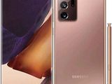 Samsung Galaxy Note 10 Plus avec un stylet doré à côté de la face avant et de la face arrière du téléphone