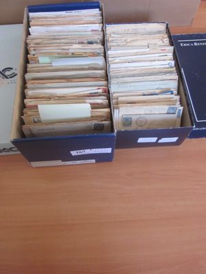 Deux boîtes à chaussures de petites lettres principalement d… - Photo 1