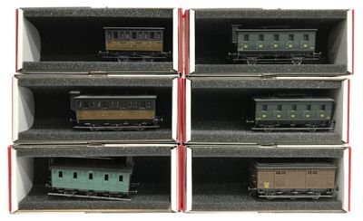six wagons sont représentés dans un cadre sur un fond blanc