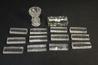de nombreux objets en verre transparent posés sur une table noire