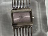 une montre posée sur une plaque de verre