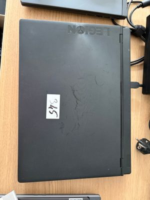 deux ordinateurs portables posés sur une table, avec un chargeur et un clavier