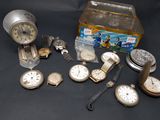 de nombreux modèles de montres et des montres posées sur la table