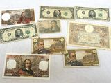 plusieurs types différents de billets de banque posés sur une table