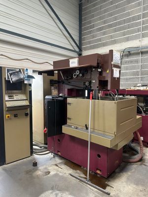 une image d'une machine située dans un bâtiment