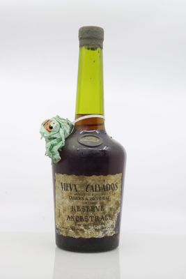 une image représentant une bouteille d'alcool surmontée d'une grenouille
