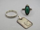 deux bagues en argent et une bague en argent sertie d'une pierre verte