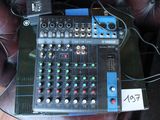 une console de mixage posée sur un fauteuil en cuir