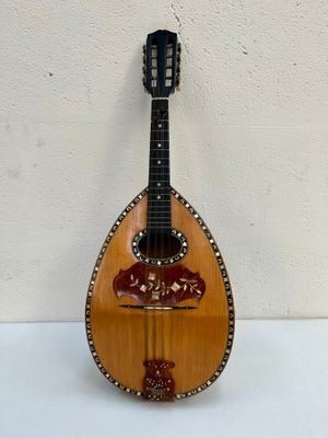 une petite guitare posée sur une table