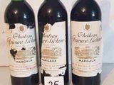 trois bouteilles de vin posées sur une table, l'une à côté de l'autre