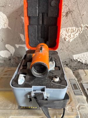 un appareil photo orange et noir dans un étui posé sur une table