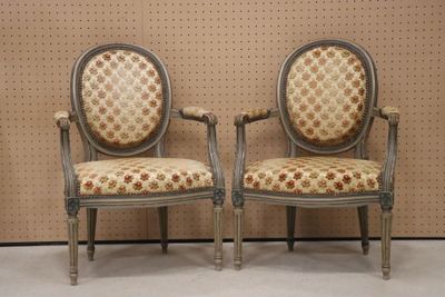 Paire de fauteuils médaillons d'époque Louis XV.