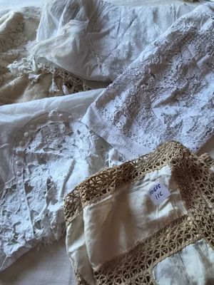 beaucoup de dentelle blanche sur un lit aux draps blancs