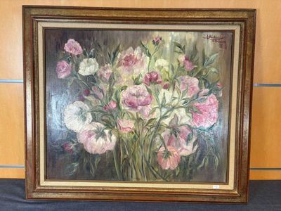 un tableau représentant des fleurs roses et blanches, dans un cadre en bois