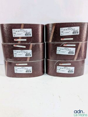 quatre rouleaux de papier kraft sont empilés les uns sur les autres
