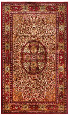 un tapis rouge et or orné d'un motif en médaillon