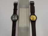 deux montres et un étui à montres posés sur une table