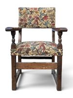 Chaise à bras en bois naturel, les pieds entretoisés. (photo 2)