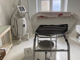 une photo d'une chambre d'hôpital avec un lit et une chaise