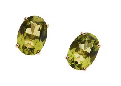 une paire de boucles d'oreilles en péridot sur fond blanc