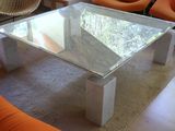 une table en verre avec un plateau en verre dans un salon