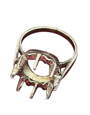 bague en argent ornée de pierres rouges sur fond blanc