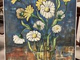 un tableau représentant un vase de marguerites posé sur une table