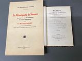 un livre ouvert posé sur une table, à côté d'un autre livre