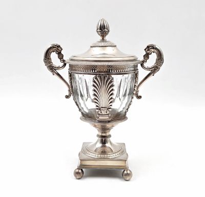 un trophée ancien en métal argenté, muni d'un couvercle en verre