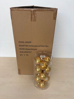 une boîte en carton contenant tout un tas de décorations dorées